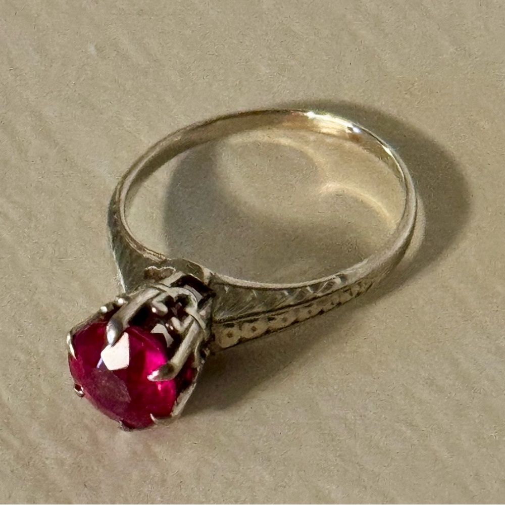 Elegant Vintage 14k White Gold Filagree Ring with Red Stone